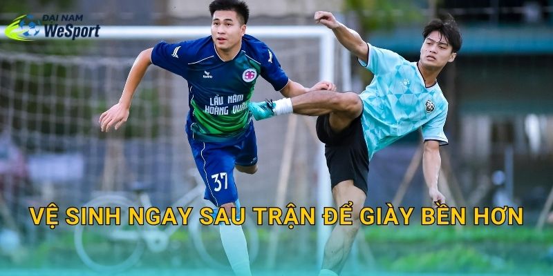 Vệ sinh ngay sau trận để giày bền hơn