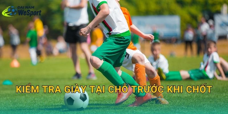 Kiểm tra giày tại chỗ trước khi chốt